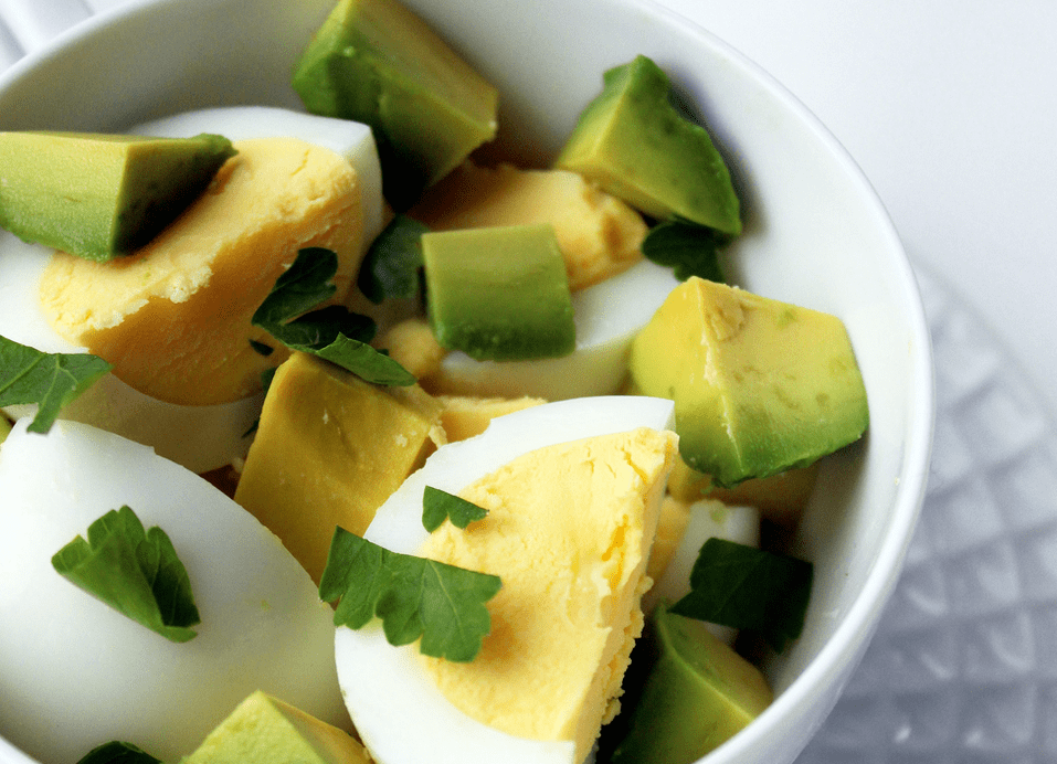 Salat mit Avocado und Eiern auf Proteindiät