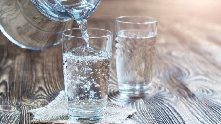 ein Glas Wasser für eine Trinkdiät