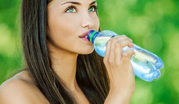 Um effektiv abzunehmen, müssen Sie ausreichend Wasser trinken. 